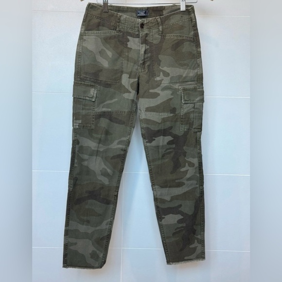 Abercrombie & Fitch Camo Cargo Pants Size 2 Slim Boyfriend - Picture 2 of 7